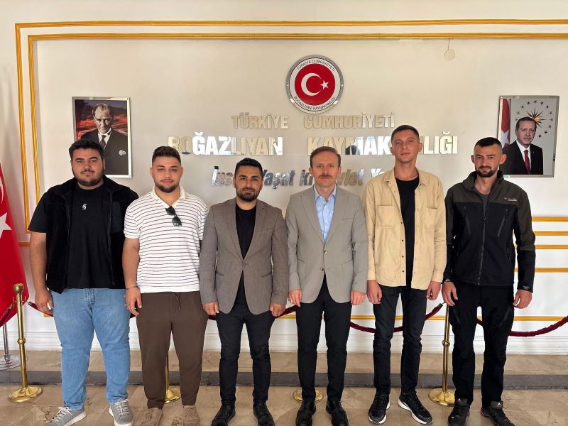 Ak Parti Gençlik Kolları Başkanı Ünsal Sezer ve TÜGVA İlçe Temsilcisi Tolga Altunpolat, Kaymakamımız Sayın Aydın YANIK’ı ziyaret etti.